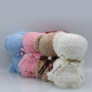 Vente en gros de paquet cadeau de haute qualité 30X30CM emballage de <span class=keywords><strong>sac</strong></span> à <span class=keywords><strong>main</strong></span> bon marché ananas treillis serviette cadeau <span class=keywords><strong>corail</strong></span> polaire ours serviettes de visage - Product Image 3