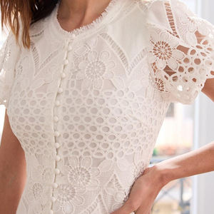 Robe mini élégante blanche à col rond, volants et boutons, en dentelle, design OEM, 100% coton, sur mesure pour femmes - Product Image 6