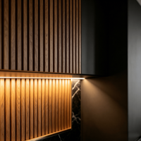 Ensemble d'armoires de cuisine modernes de luxe en bois massif cannelé, avec charnières, robinet, plan de travail en marbre noir mat, évier personnalisé en noyer foncé, durable