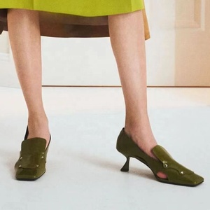 Sandalias de tacón bajo y fino con diseño retro y punta cuadrada para mujer, con tachuelas metálicas y aberturas laterales, estilo retro para vestir. - Product Image 1