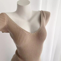 Nouveau style tempérament coupe ajustée col en V profond montrant la figure manches volantes mince à manches courtes pull tricoté T-shirt pour les femmes