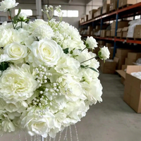 Centre de table romantique en fleurs artificielles blanches et crème pour mariage et banquet