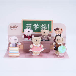 Décor <span class=keywords><strong>de</strong></span> Classe Assorti à l'Uniforme Scolaire Style Collège avec Ours en Peluche comme Cadeaux pour le Démarrage des Classes - Product Image 1