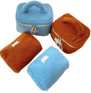 Trousse de Maquillage Hiver en Peluche avec Fermeture Éclair Grande Capacité Sac de Voyage Cosmétique en Fausse Fourrure Agneau 2024 Sac de Toilette Doux et Mignon - Product Image 1