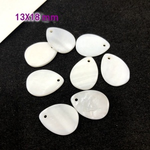 Venta al por Mayor de Conchas Naturales - Dijes Geométricos en Forma de Gota de Agua, Corazón, Luna y Estrella para Hacer Pulseras, Pendientes y Collares - Product Image 3