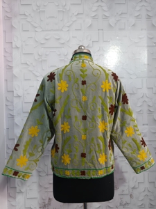 ยกระดับตู้เสื้อผ้าของคุณด้วยเสื้อแจ็คเก็ตกำมะหยี่ปักลายดอกไม้สุดประณีต ออกแบบมาเพื่อผสานงานฝีมืออันเหนือกาลเวลา - Product Image 2