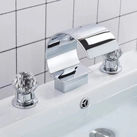 Robinet de baignoire de luxe doré à poser sur le rebord, avec deux poignées en cristal, cartouche céramique, design cascade et fonction de dosage