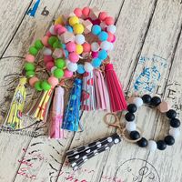 Beliebtes Modisches Vielseitiges Armband Leder-Quastenanhänger Autoschlüsselringe Handgefertigte Bonbonfarbene Silikonperlen Handgelenk-Schlüsselanhänger