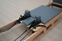 Machine à réformer Pilates flexibilité et amélioration de la force peu encombrante Bois de chêne plié pour l'entraînement de relaxation corporelle