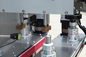 Nouveau moteur servo développé contrôle de couple chargement de bouchon automatique en appuyant sur quatre roues vis capsuleuse linéaire bouteille capsuleuse - Product Image 6
