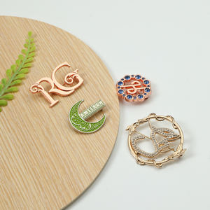 Broche en métal doré de haute qualité avec strass pour <span class=keywords><strong>robe</strong></span>, logo de marque populaire 2024, badge pour vêtements, <span class=keywords><strong>hijab</strong></span>, sécurité - Product Image 4