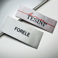 Étiquettes centrales moyennes à haute densité Étiquettes tissées en gros pour vêtements Étiquettes à coudre