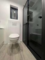 Maison conteneur modulaire en acier isolée et personnalisée de 20 pieds, idéale pour studio, bureau et espace de vie dans un jardin.