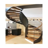 Escalier courbé de style australien moderne, marches en bois, garde-corps en verre, design hélicoïdal en acier inoxydable pour appartement et salle de bain intérieurs