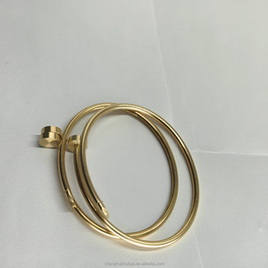 วี ฟอก สร้อยข้อมือทองคำ 18K รูปใบโคลเวอร์สี่แฉกสำหรับผู้หญิง สไตล์คลาสสิก ประดับด้วยไวท์ฟริทิลลารีและเรดอะเกต เครื่องประดับชั้นดี - Product Image 3