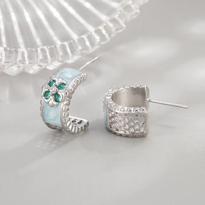 Juego de Joyería de Acero Inoxidable con Colgante de Trébol Dorado y Aretes Largos Cuadrados Estilo Bohemio - Product Image 1