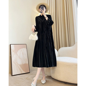 Un nouveau design de robe plissée grande taille en tissu de velours de couleur unie pour femmes, un vêtement quotidien à manches longues pour femmes - Product Image 6