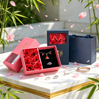 Qixi Valentinstag Geschenk Quadratische 6-Rosen-Blumenbox Halskette Ring Ohrstecker 12,2x12,2x13cm Schmuckverpackung Aufbewahrung
