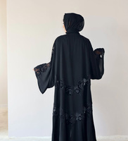 Abaya noire élégante en laine sur mesure avec dentelle noire et capuche pour femmes musulmanes – Collection Printemps