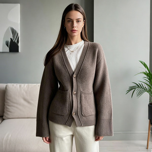 Cardigan da Donna Lavorato a Maglia Grossa in Lana Merino e Cashmere <span class=keywords><strong>con</strong></span> Polsini a Costine e <span class=keywords><strong>Bottoni</strong></span> Frontali Personalizzato da Produttori di Maglieria - Product Image 3