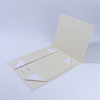 Boîte cadeau personnalisée en ivoire avec fermeture magnétique et ruban, finition laminée mate, idéale pour les bijoux, les cadeaux de mariage et l'emballage.