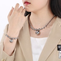 Ensemble d'accessoires géométriques en acier inoxydable plaqué or 18 carats avec pendentif perle, collier, bracelet et fermoir mousqueton