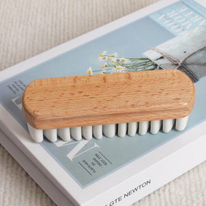 Brosse à chaussures en cuir nubuck avec manche en bois et poils en caoutchouc pour la saleté - Product Image 1