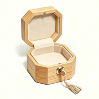 Boîte à bijoux en bois de chêne massif octogonale simple faite à la main avec fermeture magnétique, design personnalisable, logo pour le rangement des bijoux