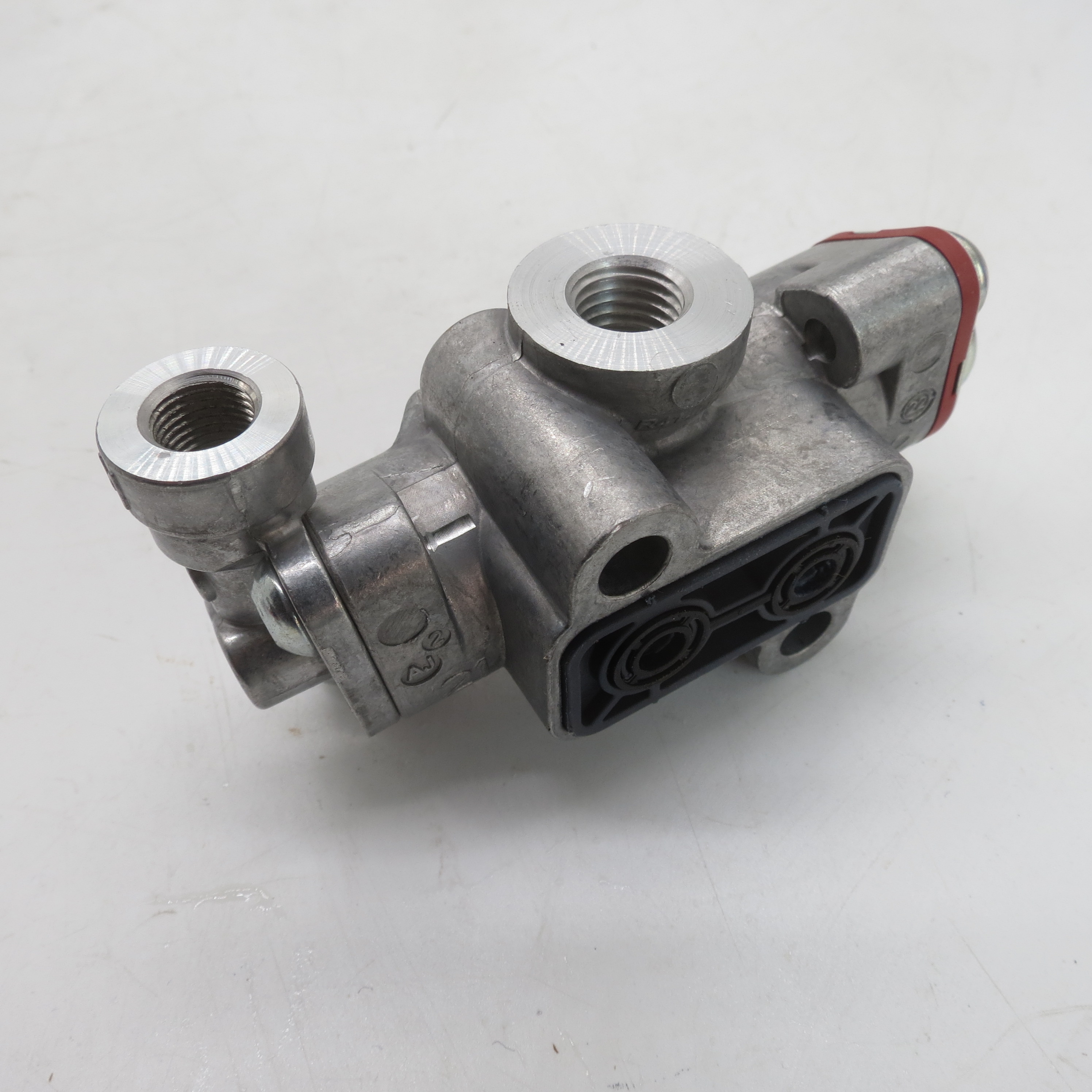 Two-position Five-Way Valve 0501219848 for SINOTRUK Engines