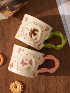 Tazza da Caffè in Ceramica Personalizzabile con Uccelli e Farfalle Dipinti a Mano, Design Floreale, Manico Intrecciato, Stile Foresta, Regalo per Ragazze - Product Image 3