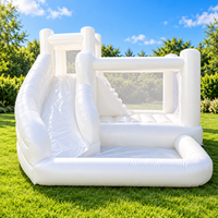 Structure gonflable blanche avec piscine à balles et toboggan, combo commercial pour location de fêtes en extérieur et en intérieur