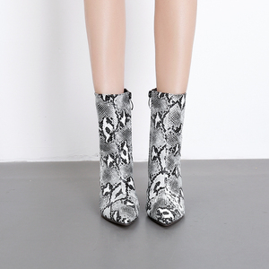 Bottes à talons hauts carrés en cuir verni or et argent pour femme, collection automne-hiver 2023 - Product Image 5