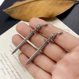 Orecchini Pendenti Gotici a Forma di Testa di Gatto con Spada, Design Unico e Creativo, Gioielli da Donna per Uso Quotidiano e Feste, Idea Regalo - Product Image 5