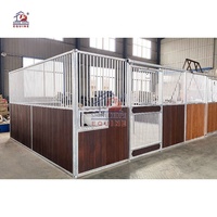Box de chevaux ventilées de luxe Shinehope avec stations d'alimentation, construction en acier, tailles personnalisables