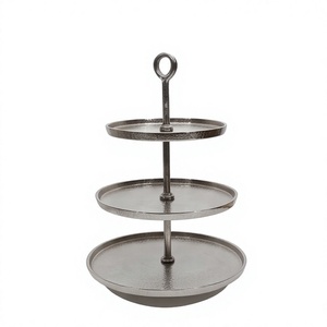 Présentoir à gâteaux rond à trois niveaux en métal finition argentée élégante pour événements et centres de table - Product Image 1