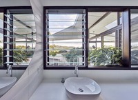 Ventana Moderna de Aluminio con Vidrio y Persianas Ajustables para Ventilación