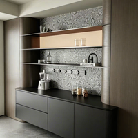 Buffet moderne haut de gamme en bois massif courbé avec étagères ouvertes et fond en placage de pierre pour salle à manger, bar à domicile et rangement