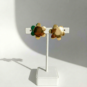 Pendientes de Flor Chapados en Oro, Joyería Artesanal de Latón, Accesorio Floral Vintage para Bodas y Fiestas - Product Image 1