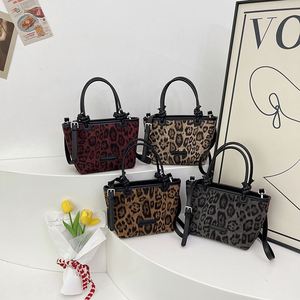Bolso de Hombro de Gran Capacidad a la Moda para Mujer. Textura con Patrón de Leopardo. Se Puede Transportar a Mano o Llevar Cruzado al Hombro.8003 - Product Image 6