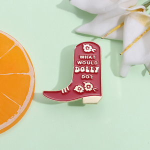 Spilla Vintage con stivale rosso personalizzata farebbe spille con smalto morbido con distintivo in metallo divertente con risvolto regalo regalo per gli amici tema fatato - Product Image 3