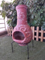 Foyer Chiminea en argile à face solaire de style mexicain avec pieds en métal pour chauffage extérieur
