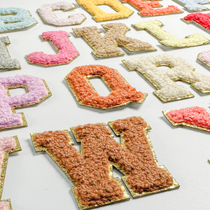 Parches Bordados Personalizados al por Mayor, Autoadhesivos de 5.5cm, Letras Bordadas en Negro, Morado y Blanco, Aptos para Ropa y Gorras - Product Image 1