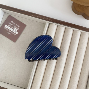 Vente en gros de pinces à cheveux vintage rayées marron 7CM, pinces à cheveux en forme de cœur imprimées, pinces à cheveux personnalisées pour femmes - Product Image 4