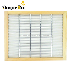 แผ่นกั้นนางพญาผึ้งแบบใหม่ Menger Bee QE-9 ทำจากเหล็กชุบสังกะสีและไม้ สำหรับรังผึ้งแบบ Langstroth 10 เฟรม (51x41 ซม.) - Product Image 3