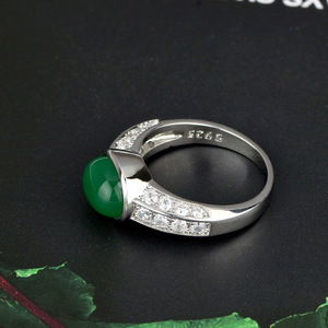 Anello Vintage da Donna con Accento Verde Smeraldo, Stile Retrò, Elegante Gioiello in Rame con Finitura Raffinata - Product Image 3