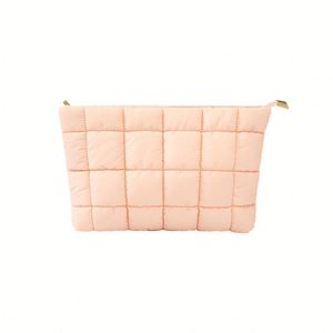 Sac de voyage léger et portable pour cosmétiques, en nylon matelassé à bulles, motif géométrique, avec fermeture éclair, design souple et rembourré - Product Image 1