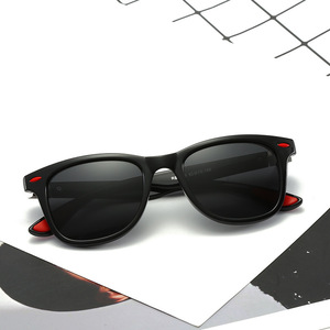 Lunettes <span class=keywords><strong>de</strong></span> <span class=keywords><strong>soleil</strong></span> polarisées UV400 2026 <span class=keywords><strong>beige</strong></span>/blanc avec monture en PC, embouts en silicone et charnière décorative en métal, verres miroir - Product Image 1