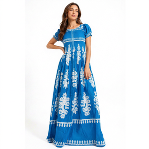 Robe longue maxi bohème à imprimé floral bleu, manches bouffantes, taille smockée, respirante, écologique, coupe évasée vintage et moderne - Product Image 1