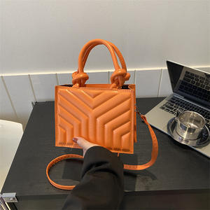 热卖最新女包 “<span class=keywords><strong>v</strong></span>” 形压痕纯色斜挎包设计师打结手柄女式肩包 - Product Image 2