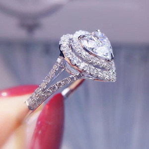 Anello a Forma di Cuore con Cristalli Incastonati per Donne, Accessorio Romantico per Uso Quotidiano e Feste - Product Image 3